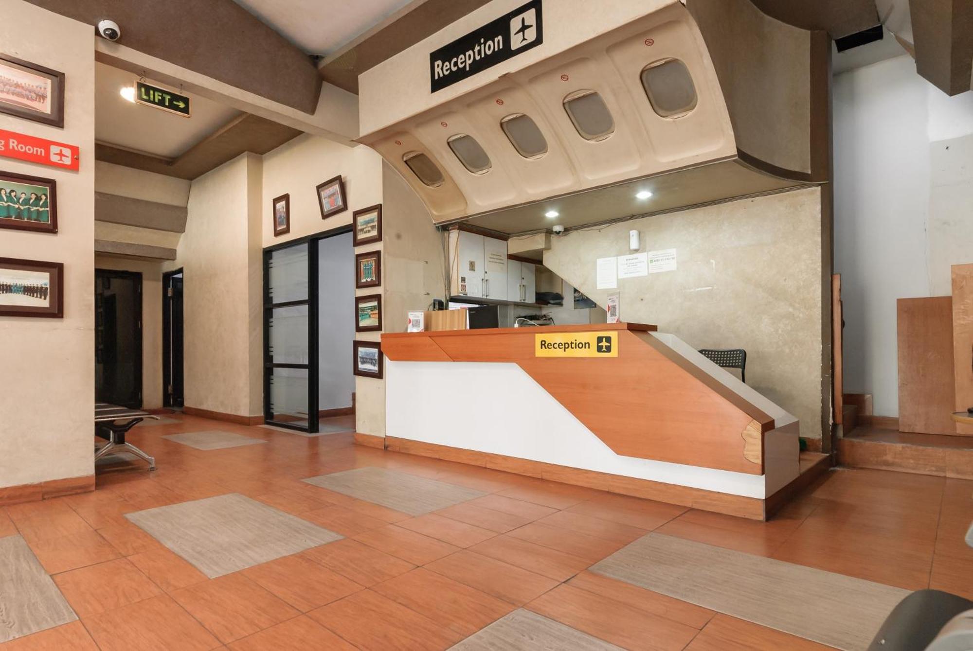 Hotel Reddoorz Near Mandaya Royal Hospital Puri Tangerang Esterno foto