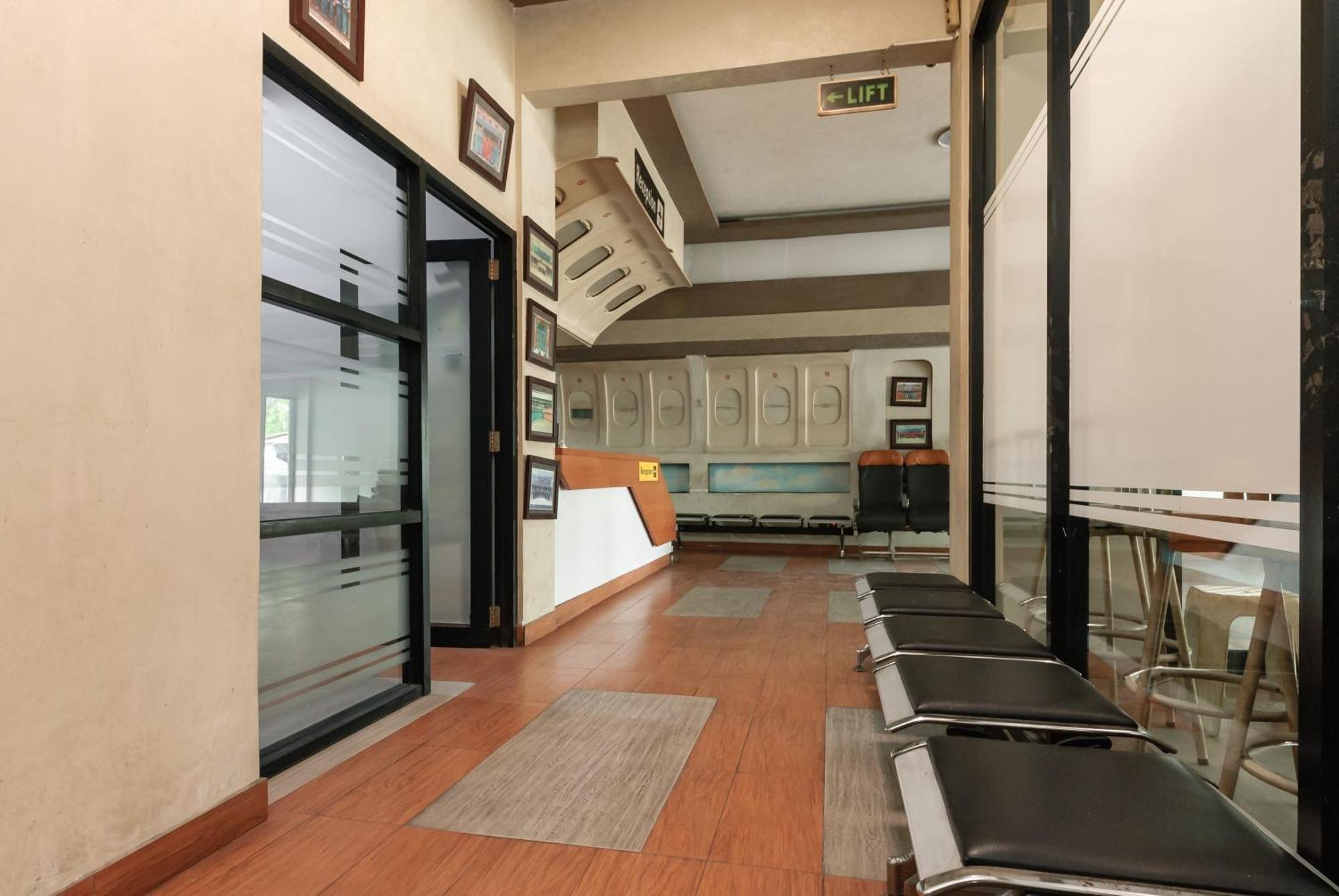 Hotel Reddoorz Near Mandaya Royal Hospital Puri Tangerang Esterno foto