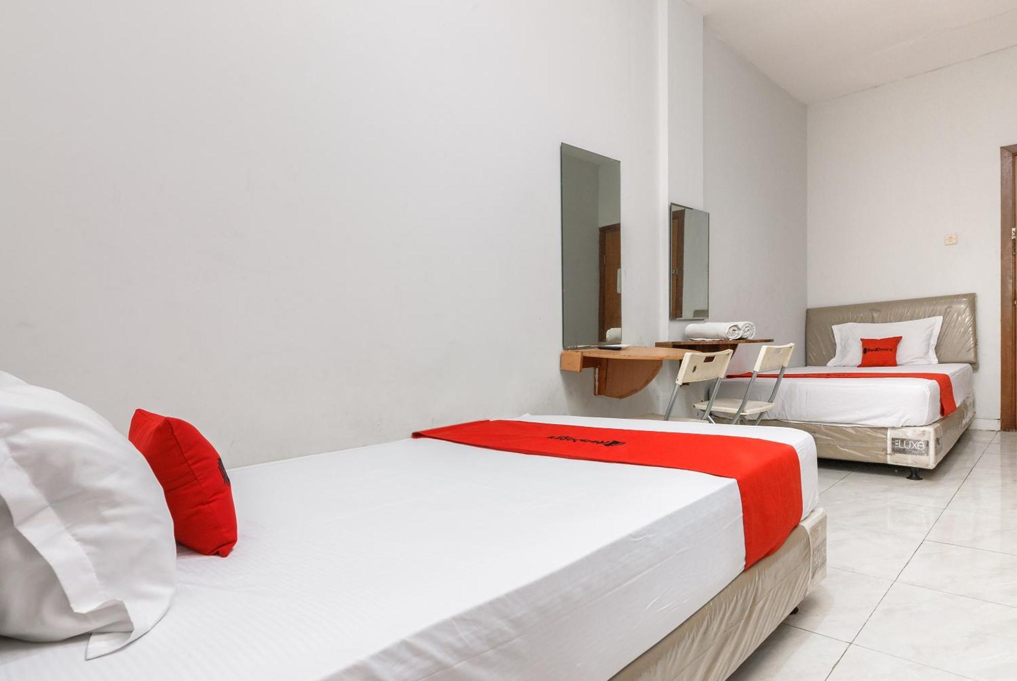 Hotel Reddoorz Near Mandaya Royal Hospital Puri Tangerang Esterno foto