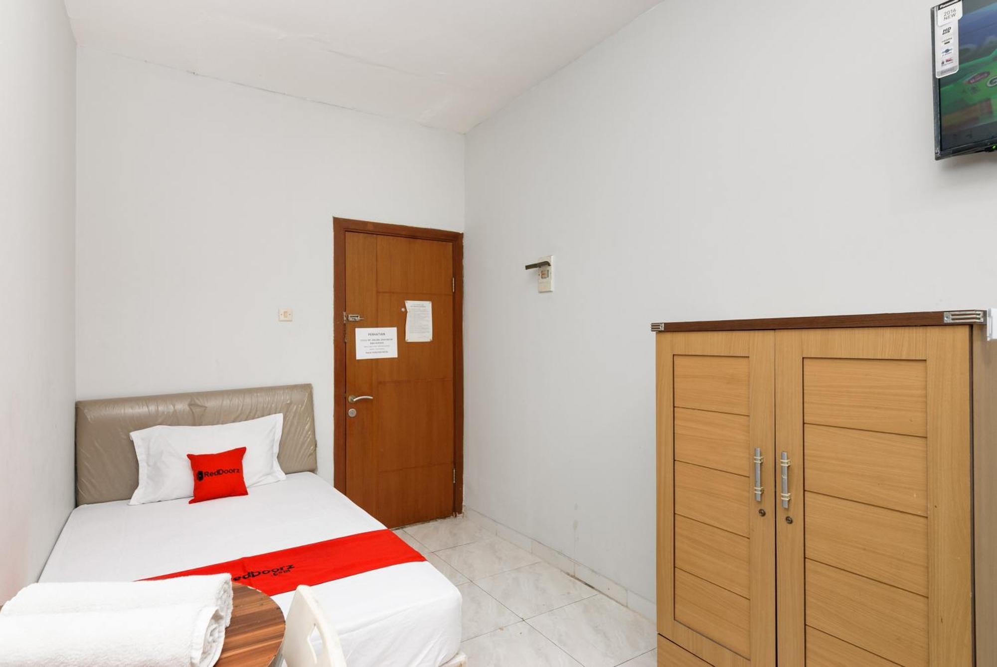 Hotel Reddoorz Near Mandaya Royal Hospital Puri Tangerang Esterno foto