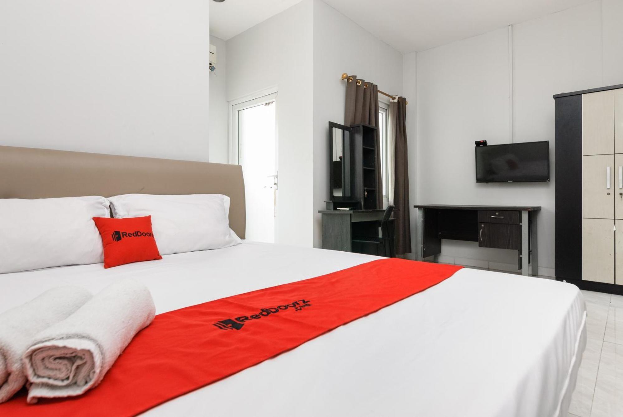 Hotel Reddoorz Near Mandaya Royal Hospital Puri Tangerang Esterno foto