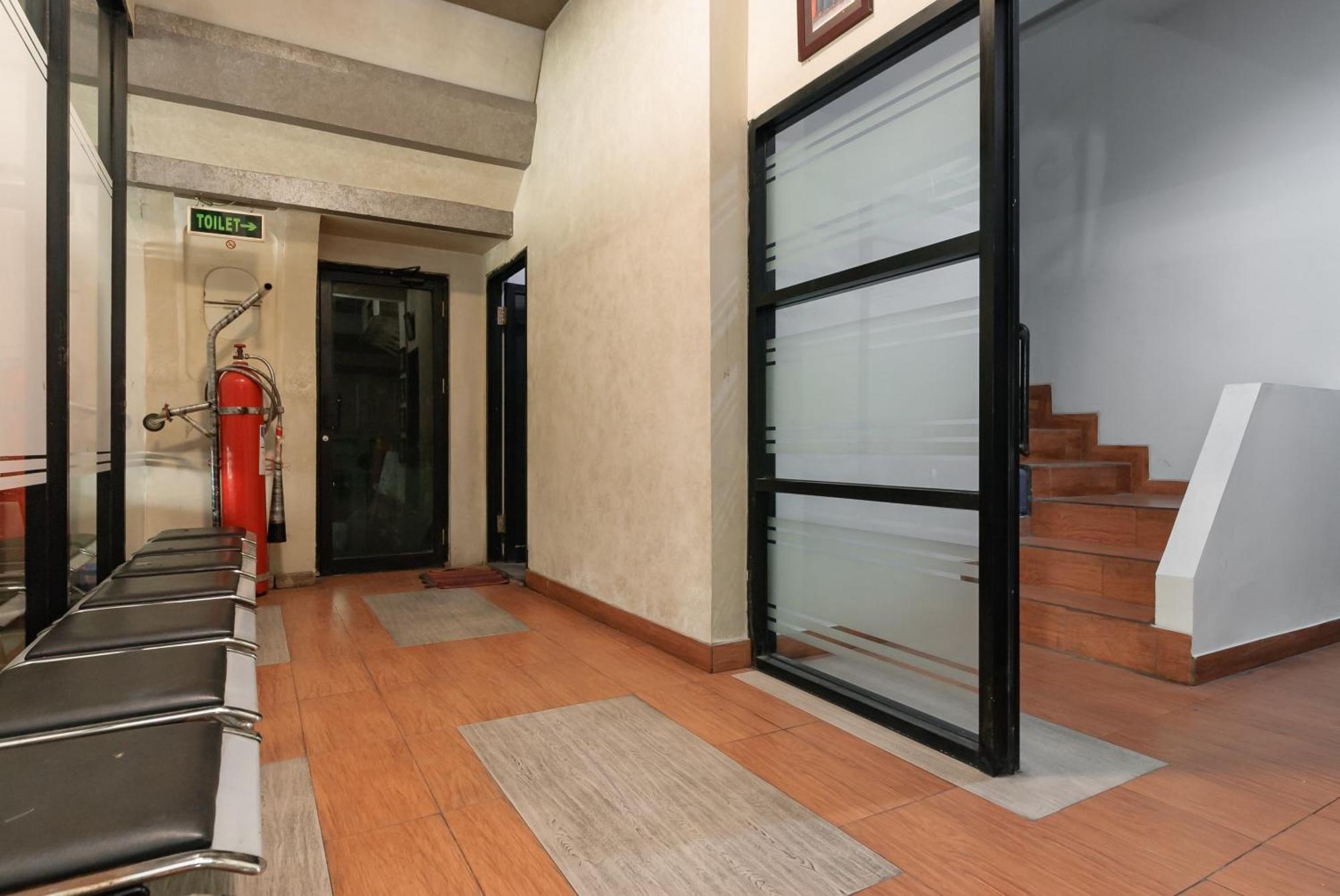 Hotel Reddoorz Near Mandaya Royal Hospital Puri Tangerang Esterno foto