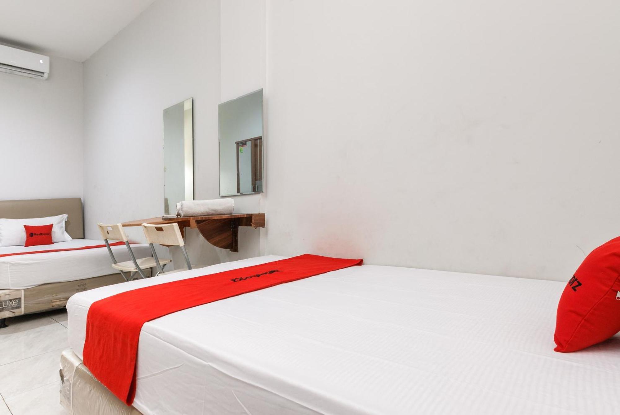 Hotel Reddoorz Near Mandaya Royal Hospital Puri Tangerang Esterno foto