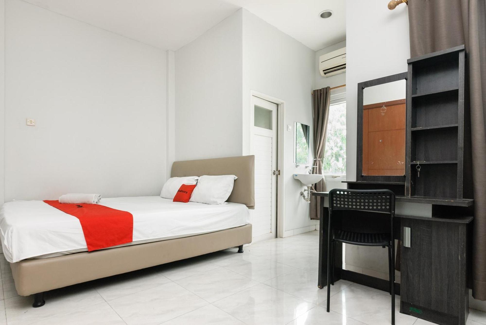 Hotel Reddoorz Near Mandaya Royal Hospital Puri Tangerang Esterno foto
