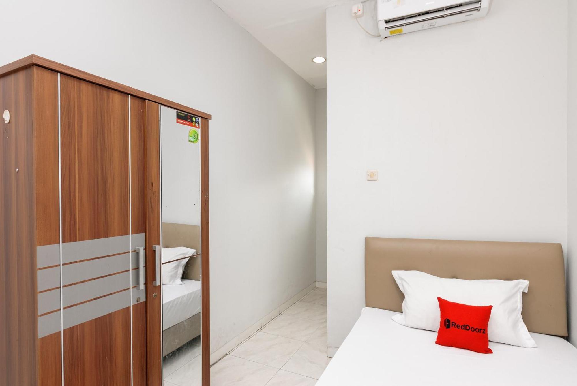 Hotel Reddoorz Near Mandaya Royal Hospital Puri Tangerang Esterno foto