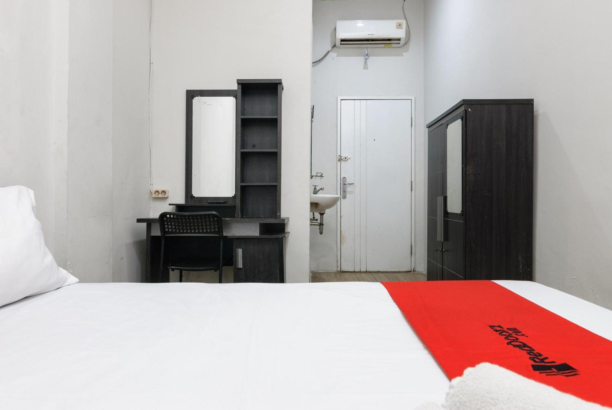 Hotel Reddoorz Near Mandaya Royal Hospital Puri Tangerang Esterno foto