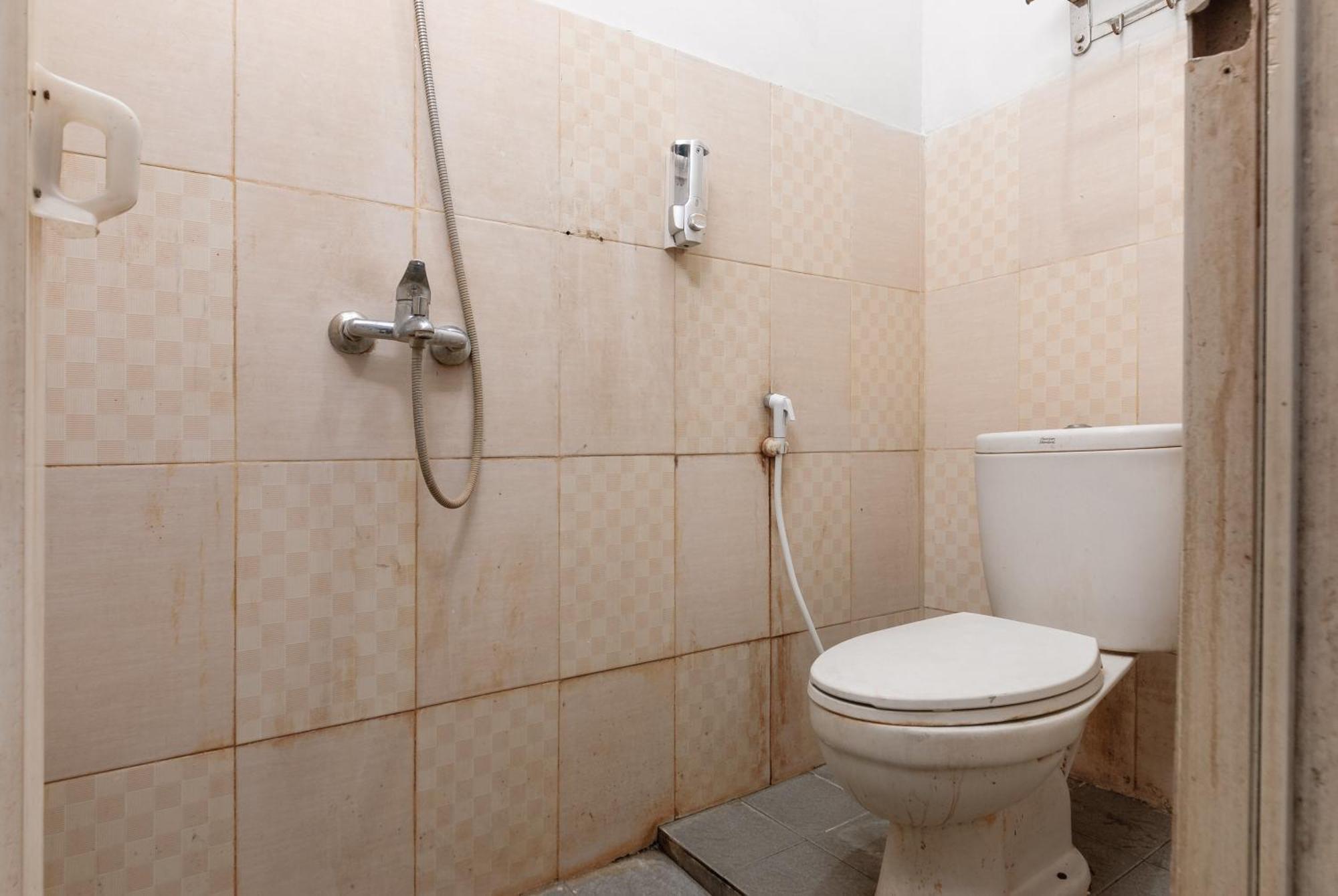 Hotel Reddoorz Near Mandaya Royal Hospital Puri Tangerang Esterno foto
