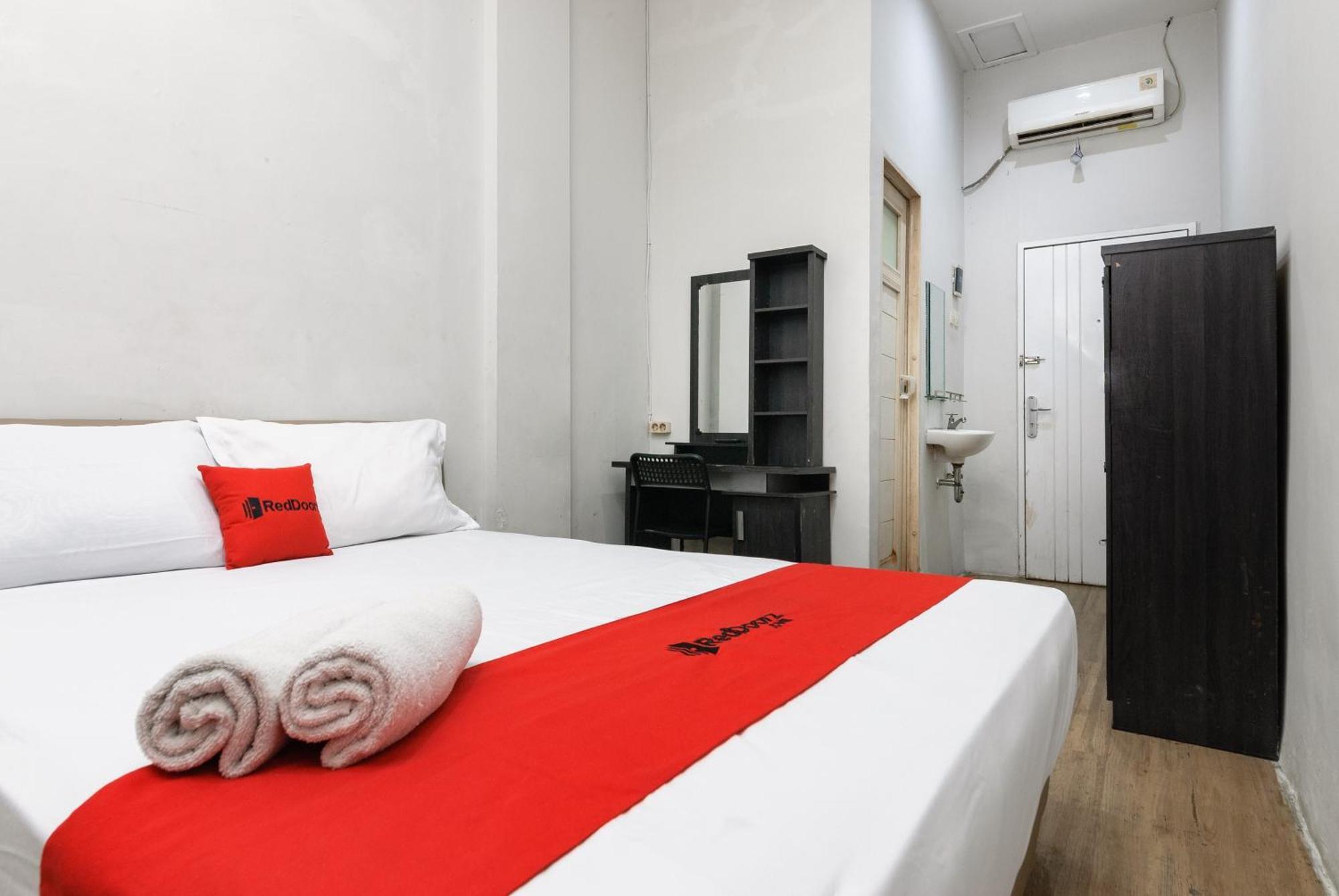 Hotel Reddoorz Near Mandaya Royal Hospital Puri Tangerang Esterno foto