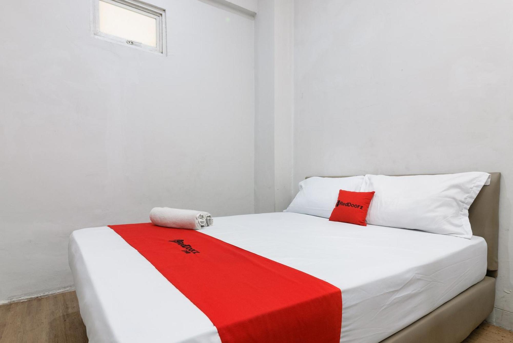 Hotel Reddoorz Near Mandaya Royal Hospital Puri Tangerang Esterno foto